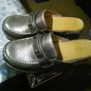 A pair of coach mules